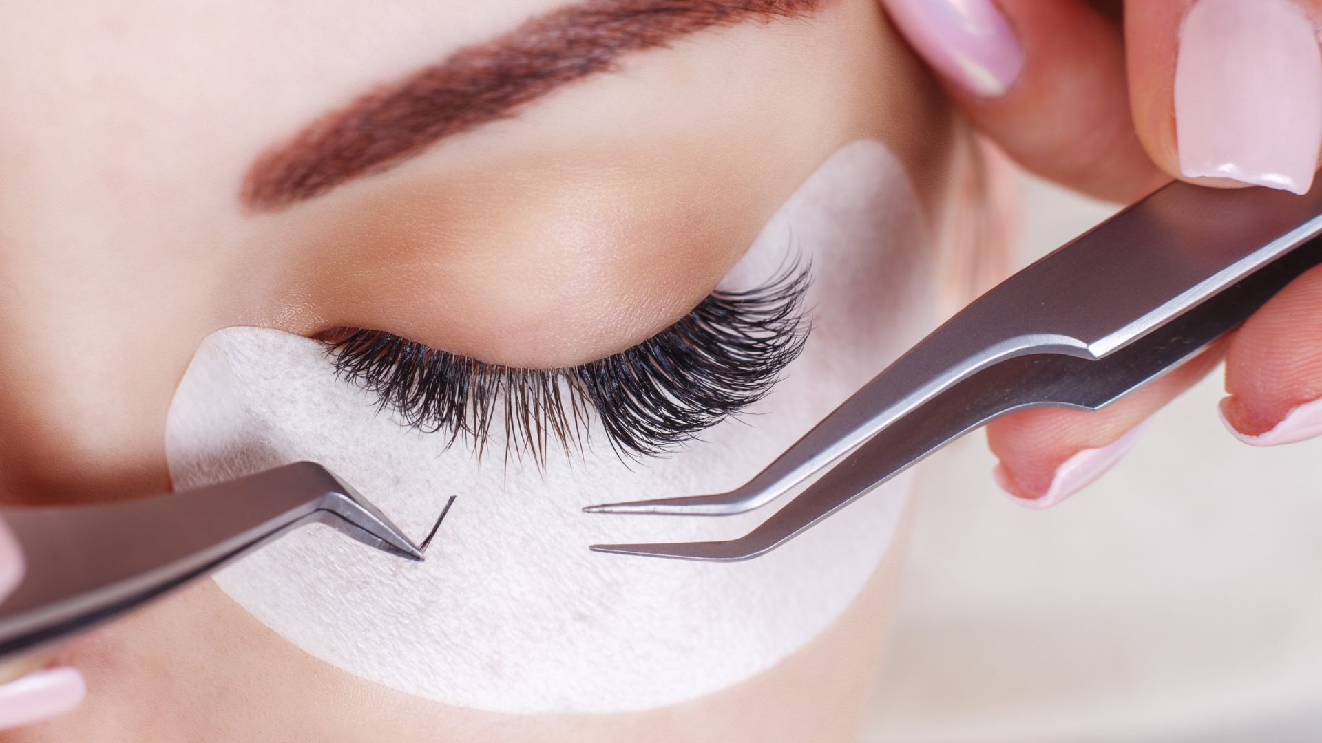 Wimpernverlängerung Schritt für Schritt aufgebracht
